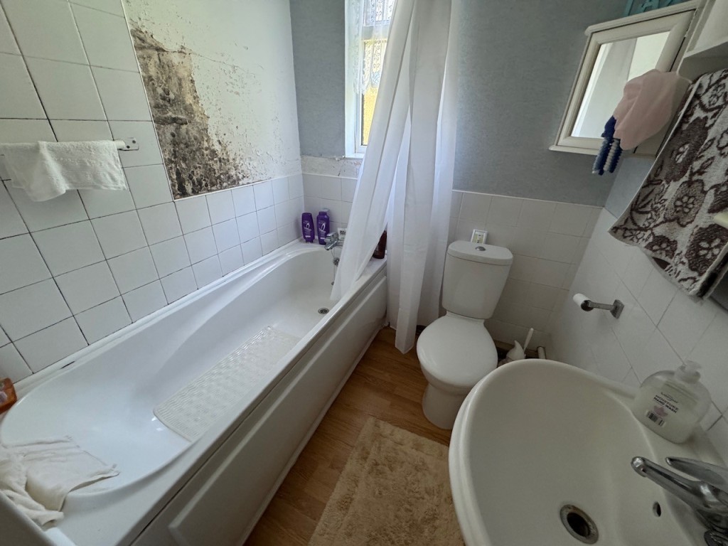 Lot: 151 - THREE-BEDROOM SEMI-DETACHED HOUSE - RESIDENTIAL INVESTMENT - Bathroom